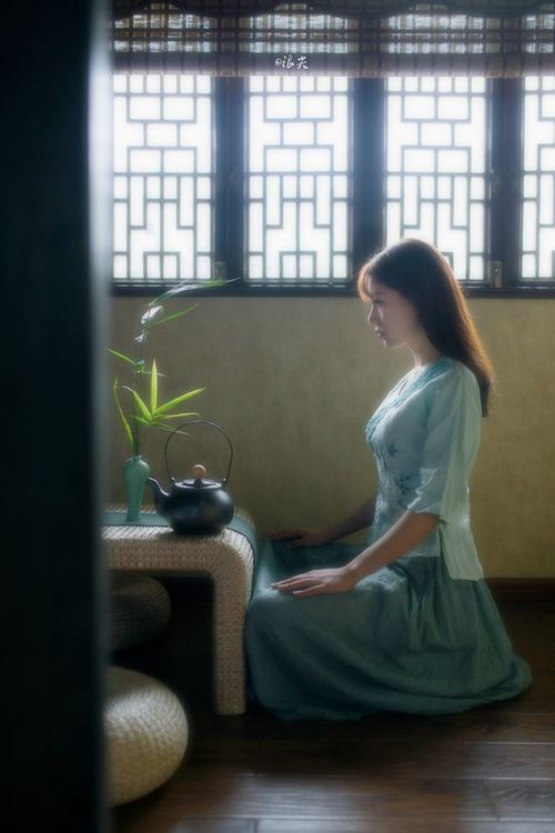 特色足球艺术作品在公共空间展出,丰富城市文化生活,足球的艺术作品